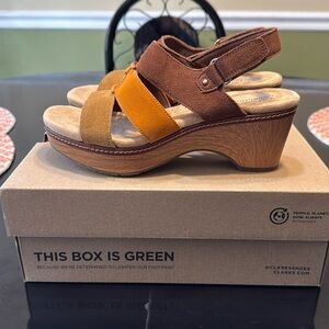 NIB Clarks Brown and Tan Sandals with Wide Strap Design. Size 8 1/2